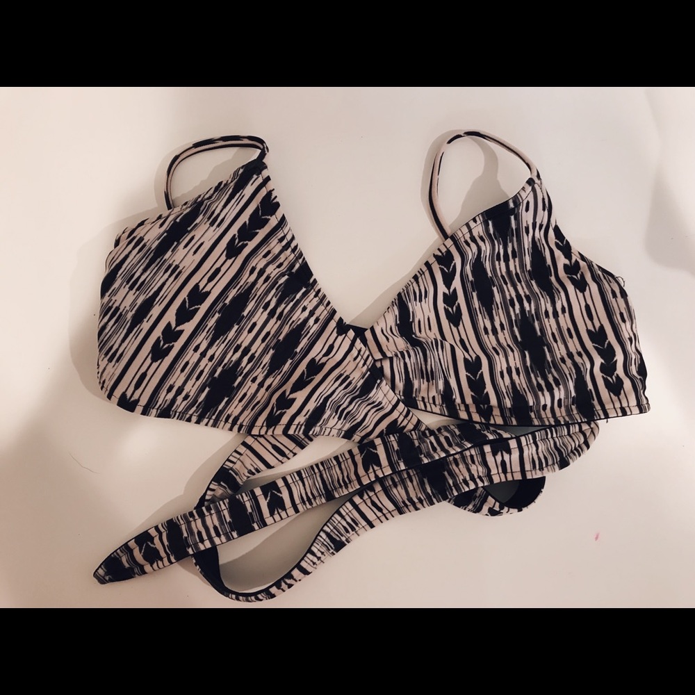 REVERSIBLE TO BLACK L*SPACE WRAP TOP BIKINI